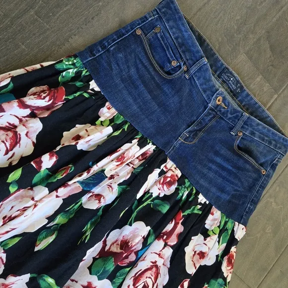 Lucky Brand Floral Denim Jean Midi Skirt Size Medium 8/29 Roses Pink Black Blue