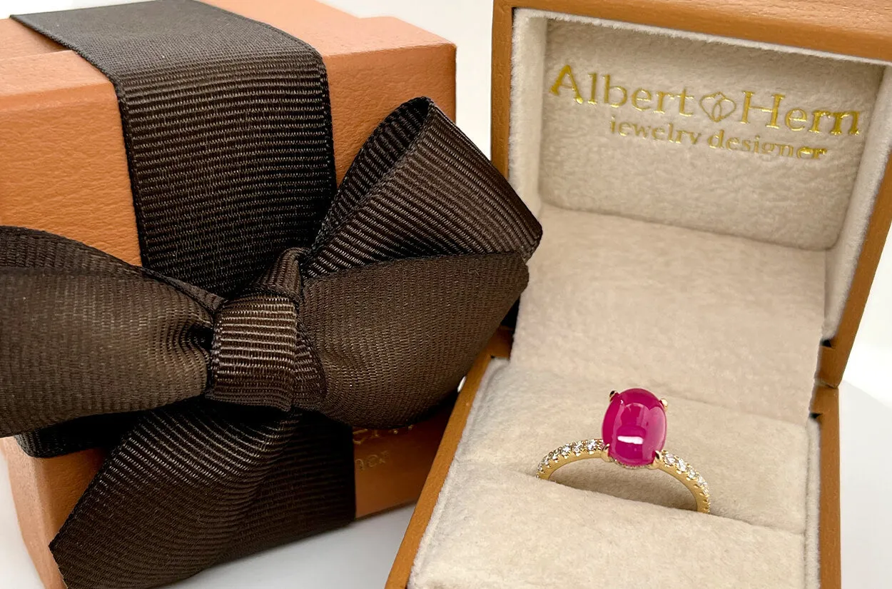 Ring 18kt Gold Oval Cabochon Ruby & Diamonds Band