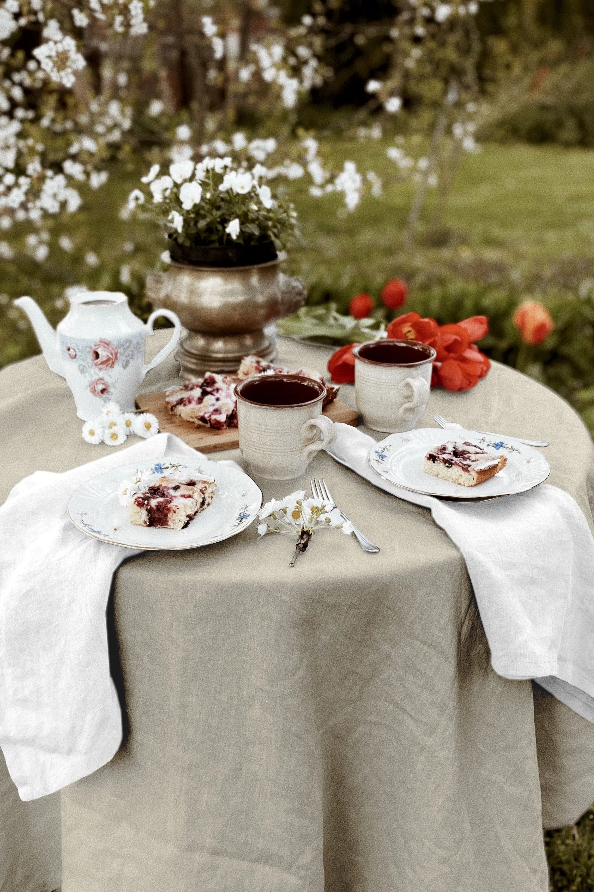 Round linen tablecloth